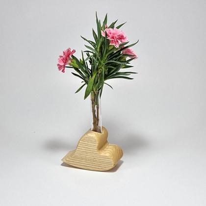 Herz aus Holz liegend breit