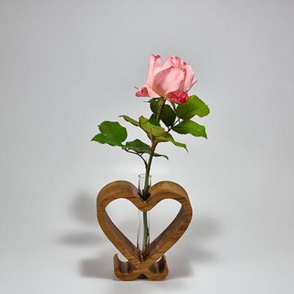 Herzband aus Holz mit Vase