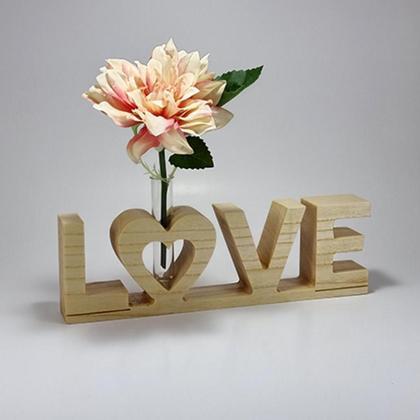 Buchstaben "LOVE" aus Holz mit Vase