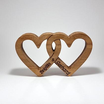 2 Herzen aus Holz verschlungen
