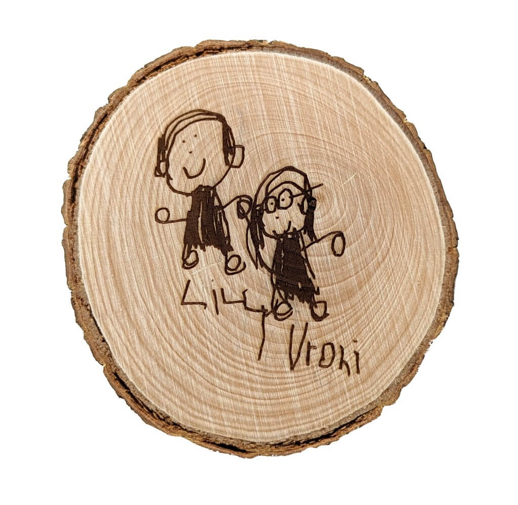 Deine Handzeichnung gelasert in eine Baumscheibe.