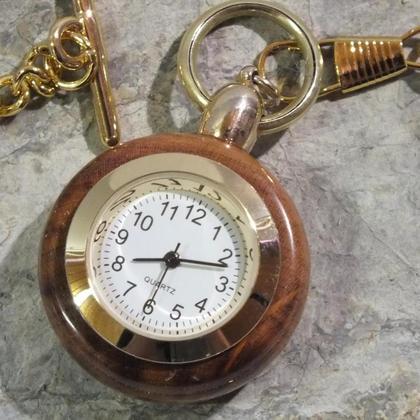 Taschenuhr aus Zwetschkenholz