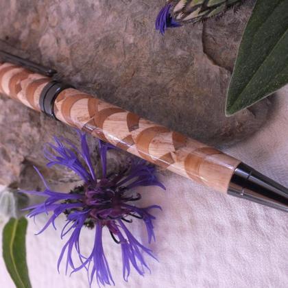 Kugelschreiber aus Esche mit Bogenmuster aus Goldregen