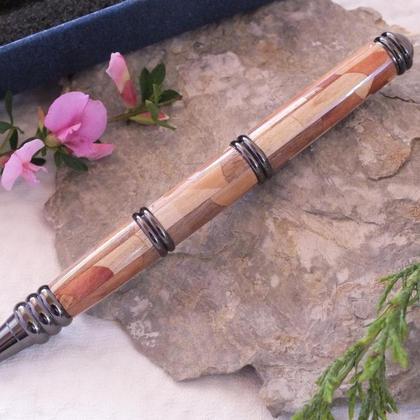 Kugelschreiber aus vielen kleinen Holzstücken