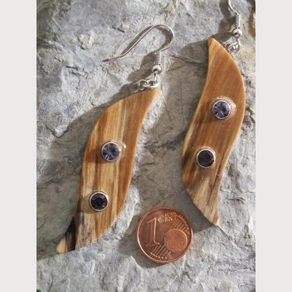 Ohrringe aus Birke gestockt mit zwei Strasssteinen in runder Fassung