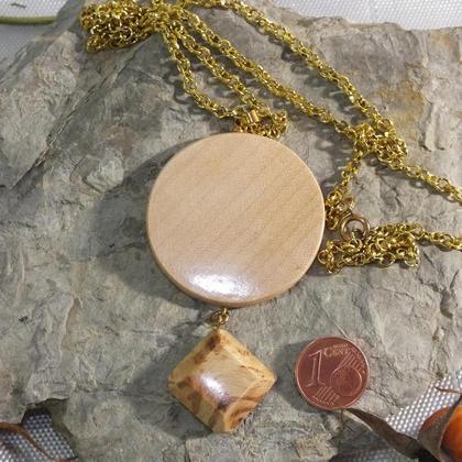 Halskette mit Anhänger aus 2 Holzarten