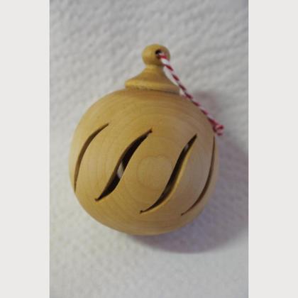 Christbaumkugel aus Lindenholz