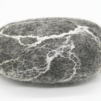 Seife mit Filzmantel in Steinoptik handgefilzt - Image 3