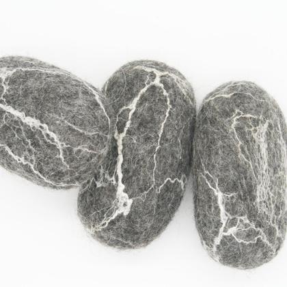 Doppelpack Seife mit Filzmantel in Steinoptik handgefilzt - Image 2