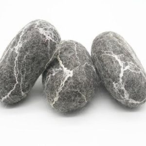 Dreierpack Seife mit Filzmantel in Steinoptik handgefilzt