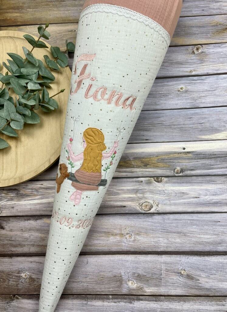 Schultüte Mädchen auf der Schaukel