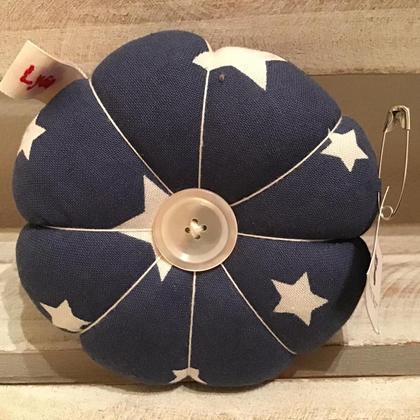 Nadelkissen aus Stoff in dunkelblau mit Sternen