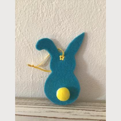 Hase aus Filz zum Aufhängen in türkis mit gelbem Bommel