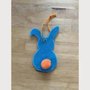 Einfacher Filzhase türkis mit Bommel zum Aufhängen