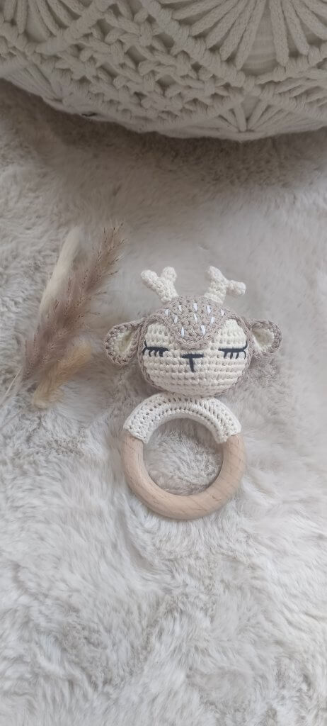 Gehäkelter Bambie-Greifling beige mit Rassel und Holzring