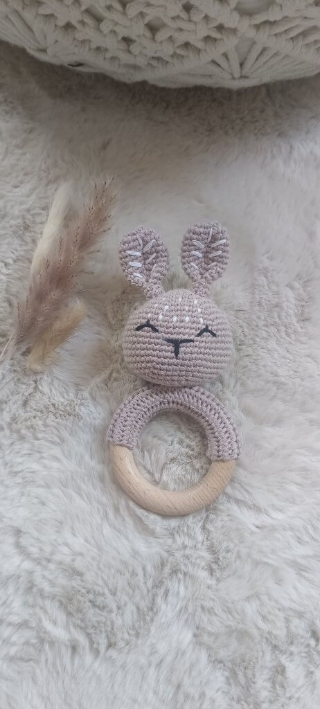 Gehäkelter Hasen-Greifling beige mit Rassel und Holzring