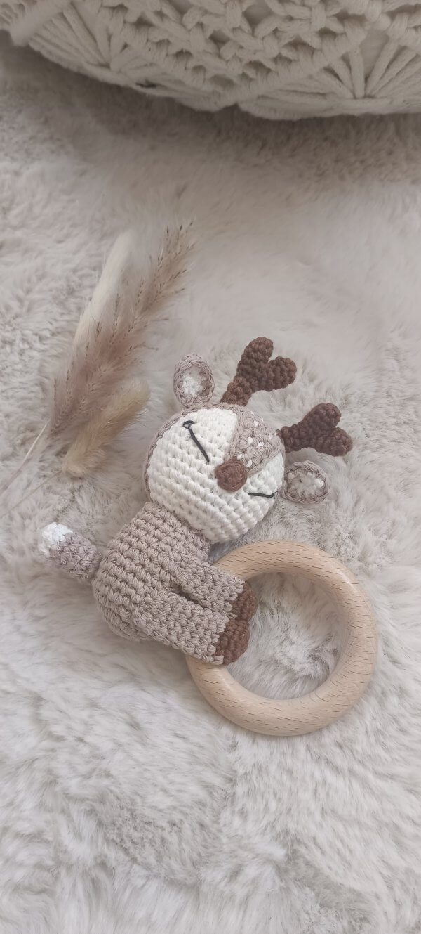 Gehäkelter Bambie-Greifling beige mit Rassel und Holzring