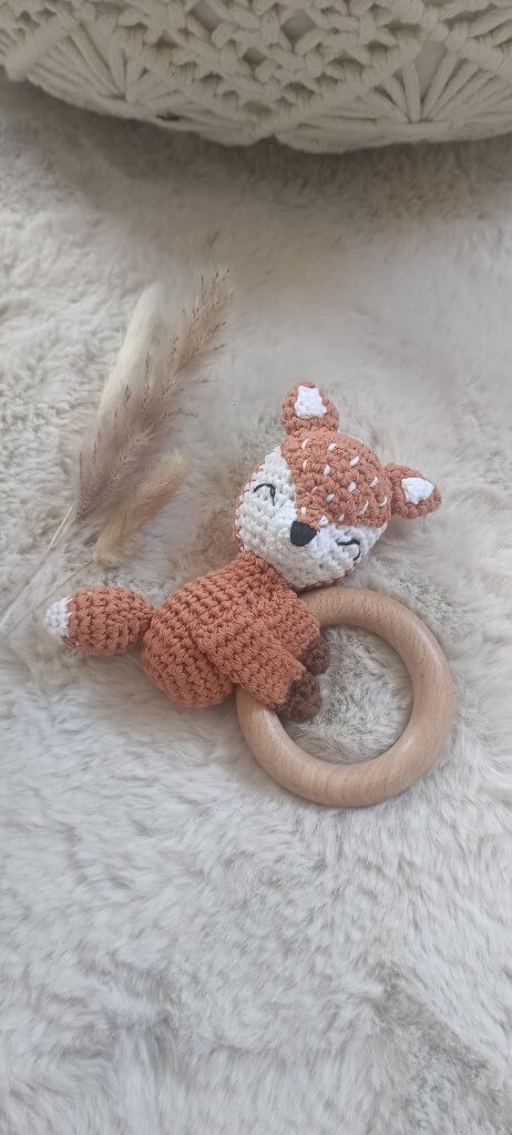 Gehäkelter Babyfuchs-Greifling mit Rassel und Holzring