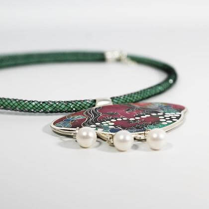 Frau mit Perlen, Halskette/Pendat. Cloisonne Emaille,Unikat - Image 3