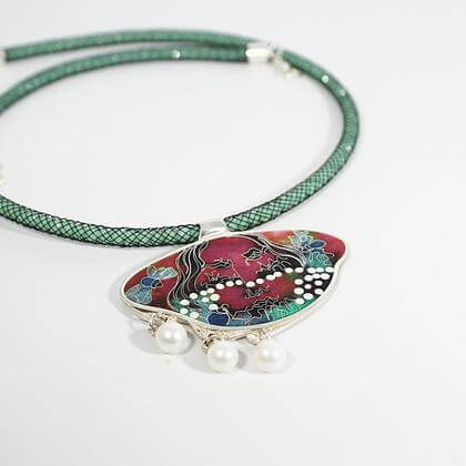 Frau mit Perlen, Halskette/Pendat.  Cloisonne Emaille,Unikat