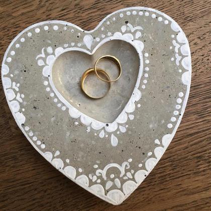 Betonschale in Herzform