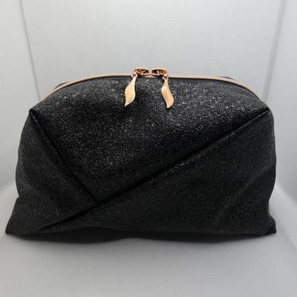 Elegante Kosmetiktasche aus Kunstleder schwarz-schimmernd, groß