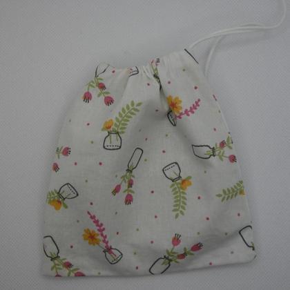 Kleines Geschenksackerls mit Blumen