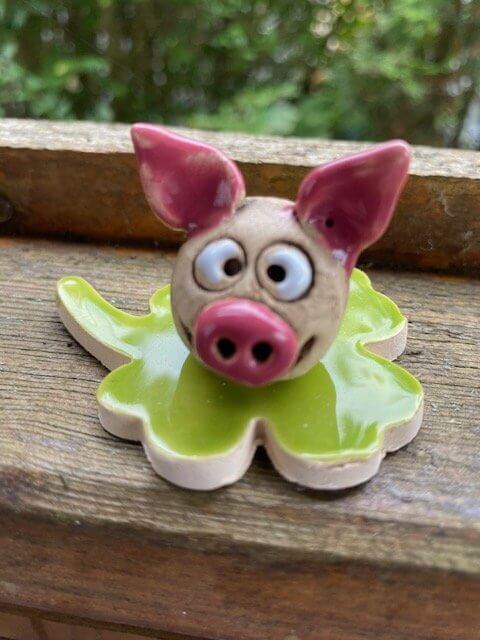 Glücksbringer Schwein auf Kleeblatt