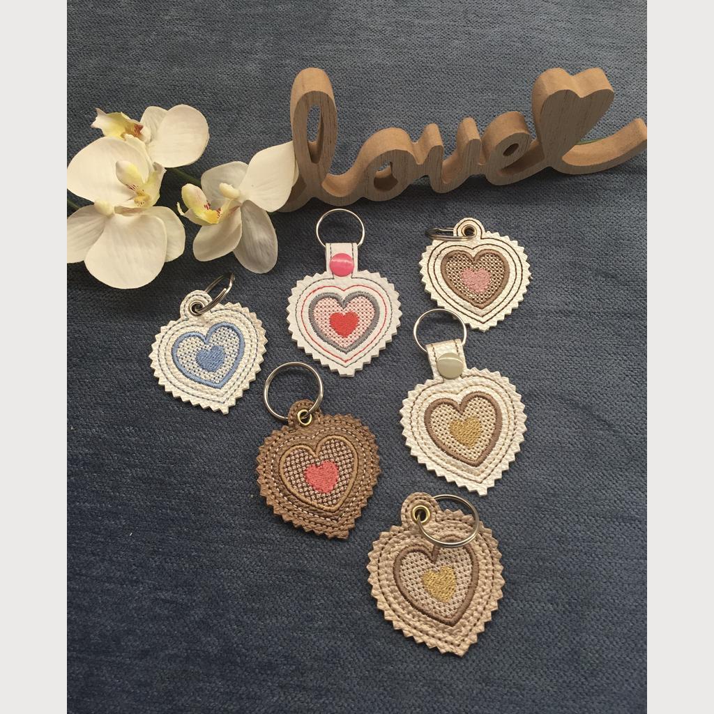Schlüsselanhänger bestickt Herz Kunstleder