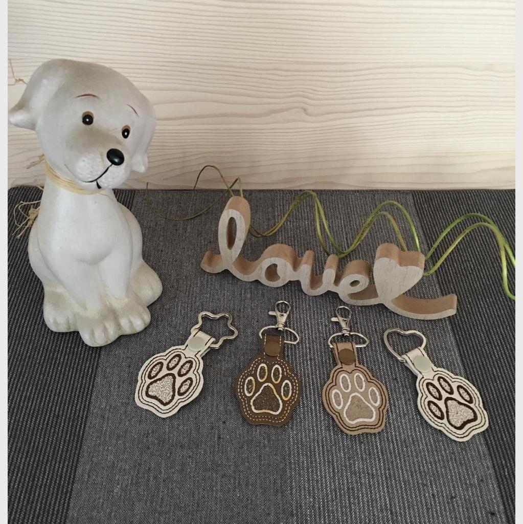 Schlüsselanhänger Pfote bestickt Kunstleder