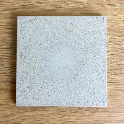Quadratischer Untersetzer aus grauem Beton