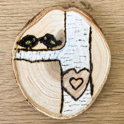 Frühlingshafte verzierte Astscheibe mit Vögeln