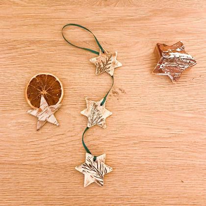 Weihnachtlicher Keramikaufhänger mit Pflanzendruck