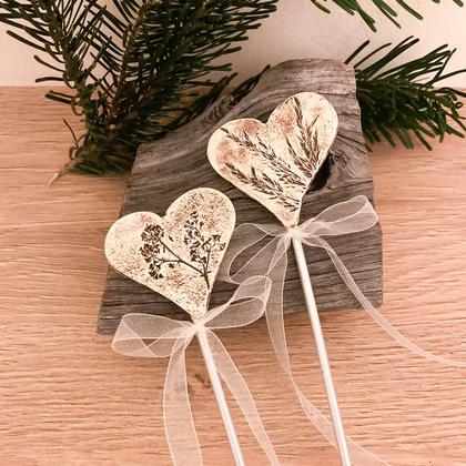 Frühlingshafter Blumenstecker mit Keramikherz - Image 3