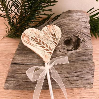 Frühlingshafter Blumenstecker mit Keramikherz - Image 2