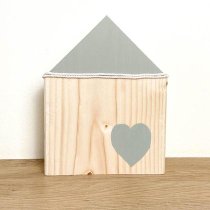 Frühlingshaftes Holzhäuschen olivgrün