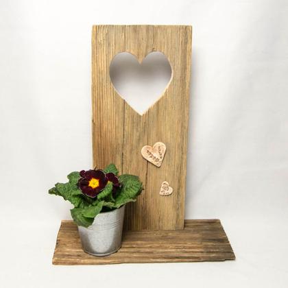 Frühlingshafte Lärchenholzdekoration mit Blumentöpfchen