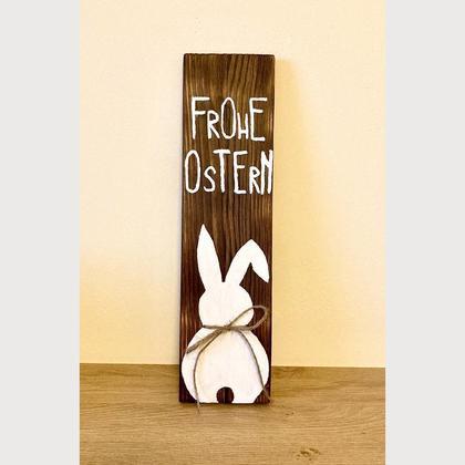 Ostergruß „Frohe Ostern“ auf geflämmtem Holzbrett