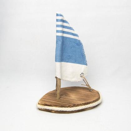 Kleines Holz-Segelboot