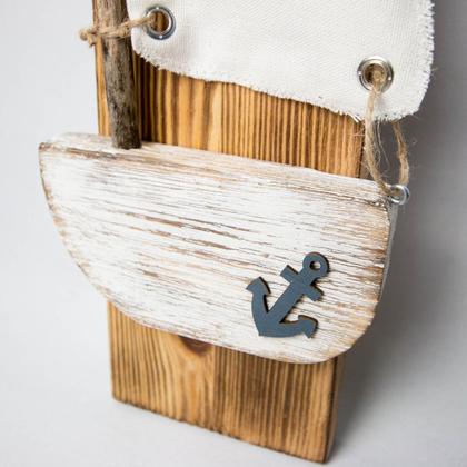 Kleines Segelboot auf Holzbrett - Image 3