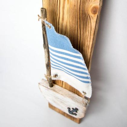 Kleines Segelboot auf Holzbrett - Image 4