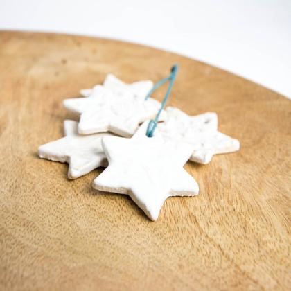 Geschenkanhänger Keramikstern weiß mit Struktur
