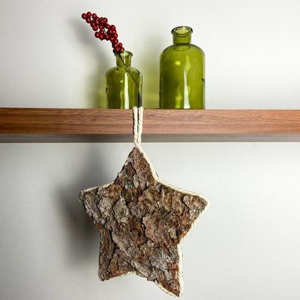 Stern aus Rindenstücken