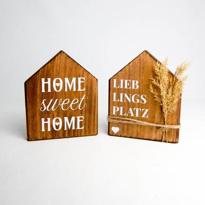 Holzhäuschen mit Beschriftung