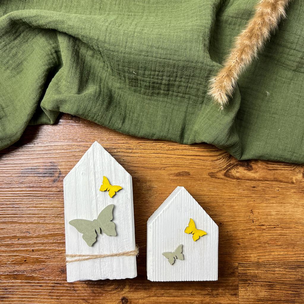 Frühlingshaftes Holzhäuschen mit Schmetterlingen - groß mit Band