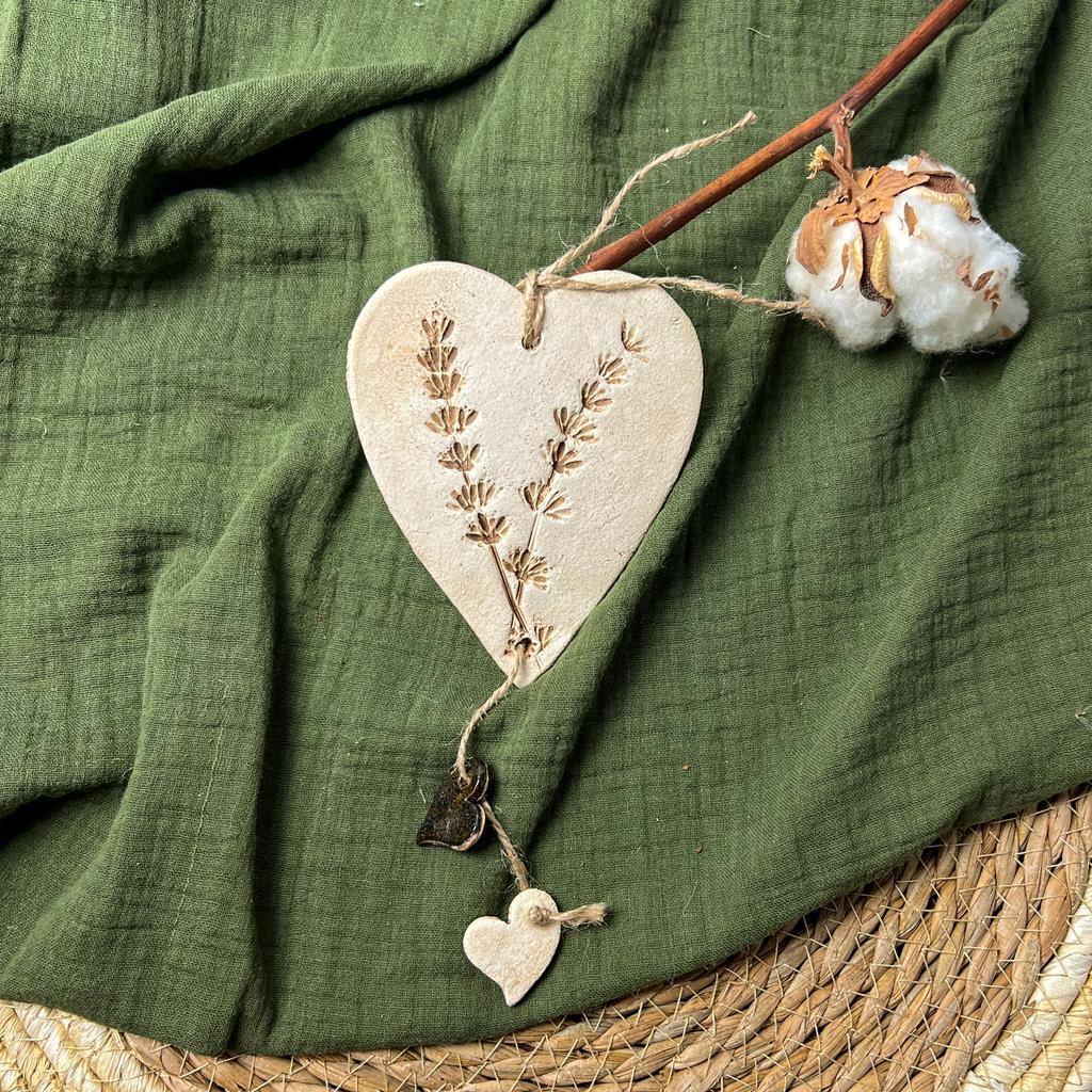 Herzen-Aufhänger aus Keramik mit Pflanzendruck