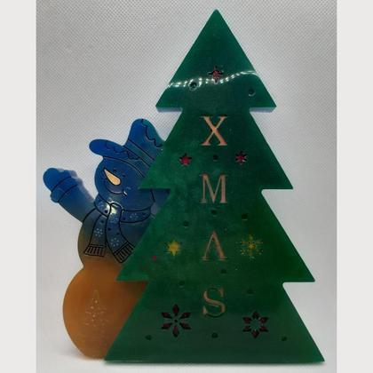 Schneemann mit Baum beleuchtet