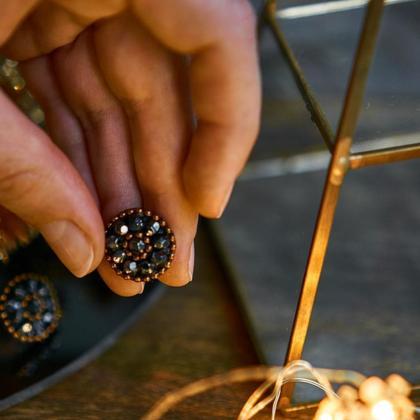 Perlenohrringe Modell Elise in Dunkelgrau und Kupfer