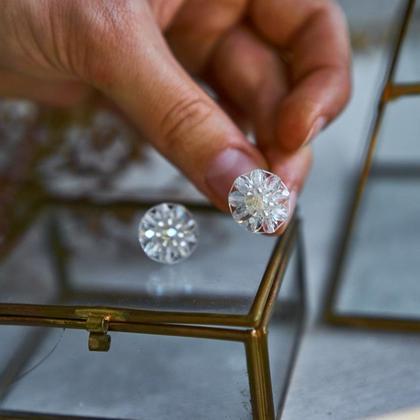 Perlenohrringe Modell Elise in schimmerndem Weiß - Image 2