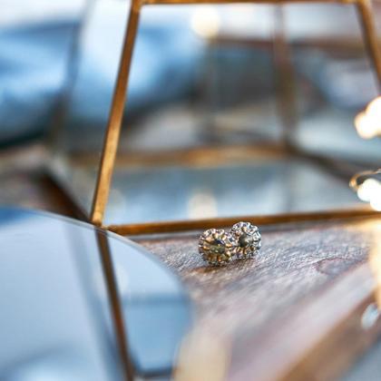 Perlenohrringe Modell Ines in schimmerndem Blau